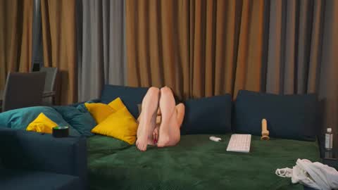 Snapshot of lessyluiz chatting on September 24, 12:53 am Hi my name is Lessy I am 18 years old. Im new here but I really like making new acquaintances online show from September 24, 12:53 am