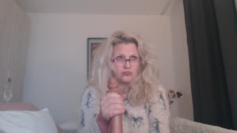 Hannah online show from February 8, 1:20 am