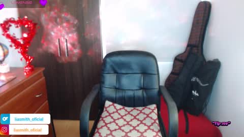 Snapshot of lia_smith87 chatting on February 12, 3:28 pm Laura online show from February 12, 3:28 pm