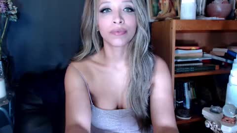 Lia Divina online show from January 3, 7:27 am