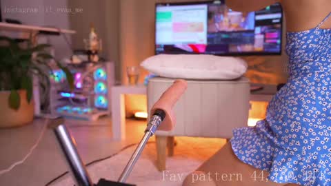 Snapshot of lil_eva chatting on February 8, 12:17 pm All my link in bio  sign up to support me        online show from February 8, 12:17 pm