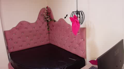 lil_miquela online show from November 20, 12:06 pm