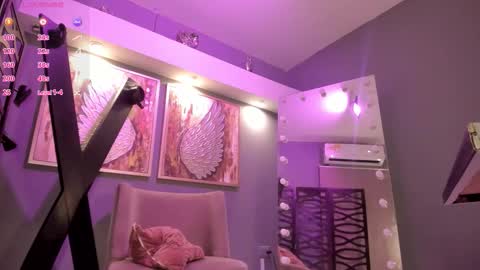 holis soy lily chang no olvides el pulgar arriba es muy importante para mi 3 independent model online show from September 13, 9:01 pm