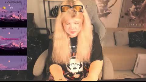 Snapshot of lilithnelson chatting on October 22, 6:02 pm LilithNelson online show from October 22, 6:02 pm