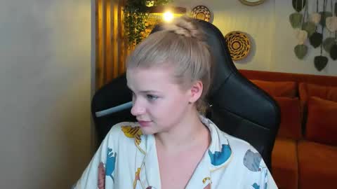 Snapshot of lilitrosen chatting on October 21, 7:18 pm lilitrosen online show from October 21, 7:18 pm