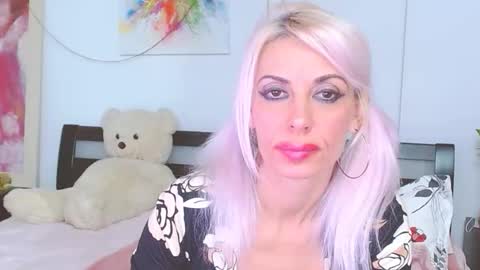 Snapshot of lillianasara chatting on October 20, 6:27 am Lara online show from October 20, 6:27 am