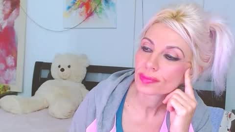 Lara online show from November 19, 9:15 pm