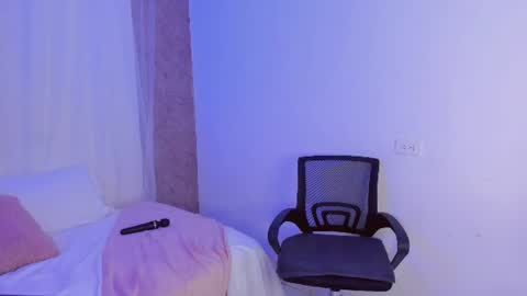 lily_noir_ online show from August 2, 11:30 pm