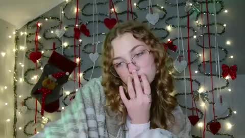 small lily online show from December 5, 6:53 pm