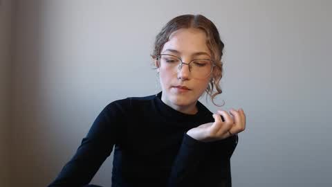 small lily online show from March 3, 1:17 pm