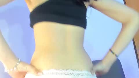 Snapshot of lilyskinny27 chatting on March 12, 6:18 am lilyskinny27 online show from March 12, 6:18 am