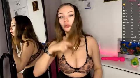 Snapshot of lindseytammo chatting on October 23, 6:25 pm Kate online show from October 23, 6:25 pm
