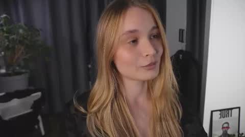 Snapshot of lisa_schiele chatting on October 21, 8:24 pm Elisabeth or Lisa online show from October 21, 8:24 pm