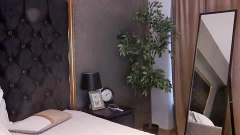 lisacroft online show from February 26, 6:08 am