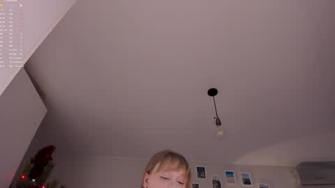 -Lisa- Help me to reach 100 thumbs up3 online show from January 4, 2:25 pm