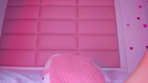 Snapshot of littlee_emma_ chatting on October 18, 3:42 am littlee_emma_ online show from October 18, 3:42 am