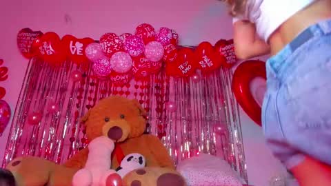 Snapshot of littlee_emma_ chatting on February 16, 3:05 am littlee_emma_ online show from February 16, 3:05 am