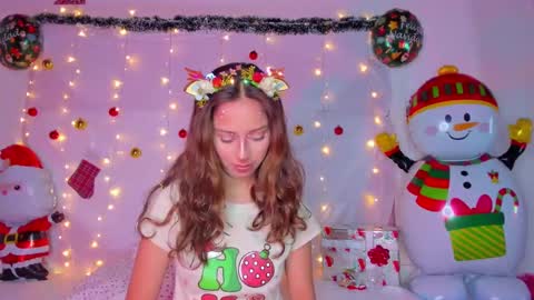 Snapshot of littlee_emma_ chatting on December 23, 3:07 am littlee_emma_ online show from December 23, 3:07 am