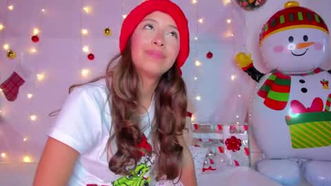 Snapshot of littlee_emma_ chatting on December 26, 6:19 am littlee_emma_ online show from December 26, 6:19 am