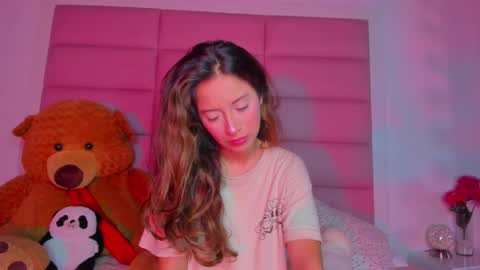 Snapshot of littlee_emma_ chatting on February 19, 3:06 am littlee_emma_ online show from February 19, 3:06 am