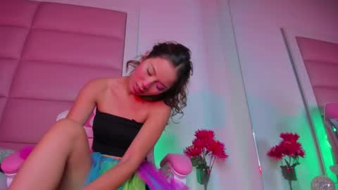 Snapshot of littlee_emma_ chatting on February 9, 3:32 am littlee_emma_ online show from February 9, 3:32 am