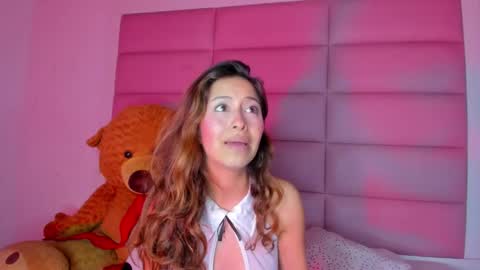 Snapshot of littlee_emma_ chatting on February 21, 3:56 am littlee_emma_ online show from February 21, 3:56 am