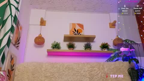 littlevixen18 online show from April 1, 2:56 am