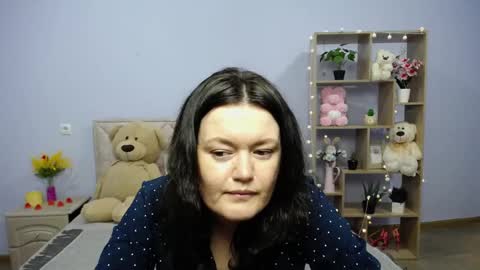 lolahikls online show from March 12, 1:30 pm