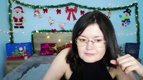 lolahikls online show from December 22, 8:38 am