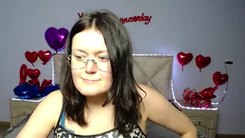 lolahikls online show from February 19, 6:10 pm