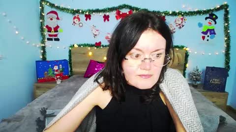 lolahikls online show from December 9, 5:30 pm