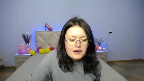 lolahikls online show from January 20, 1:11 pm