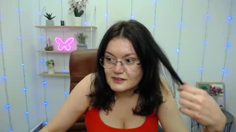 lolahikls online show from January 31, 1:12 pm