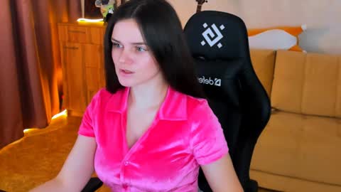 Lora Cain online show from December 6, 2:38 pm