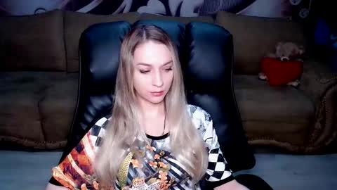 Snapshot of lovellymalina chatting on October 4, 3:38 pm private open online show from October 4, 3:38 pm