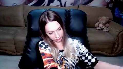 Snapshot of lovellymalina chatting on March 12, 8:51 am private open online show from March 12, 8:51 am