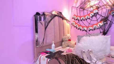 Snapshot of lovequeen02 chatting on October 22, 11:59 am L O V E online show from October 22, 11:59 am