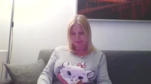 Snapshot of lovestar544963 chatting on February 18, 12:37 am Marlyn online show from February 18, 12:37 am