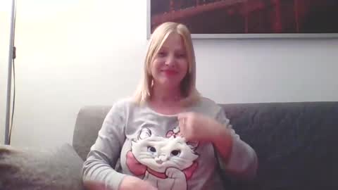 Snapshot of lovestar544963 chatting on December 7, 12:19 am Marlyn online show from December 7, 12:19 am