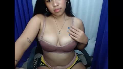 loving_apple19 online show from February 16, 2:39 pm