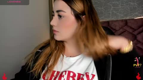 Snapshot of lucia_star_ chatting on January 2, 1:19 pm lucia star  online show from January 2, 1:19 pm