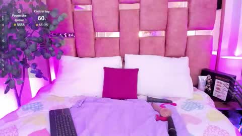 lucy_davies_ online show from March 6, 12:11 pm