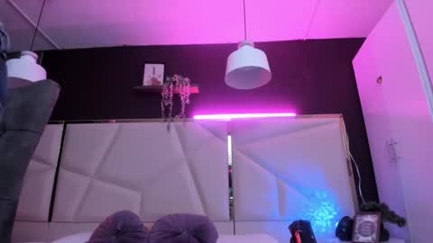 Snapshot of lucy_williiams chatting on September 10, 12:27 pm Lucy  online show from September 10, 12:27 pm