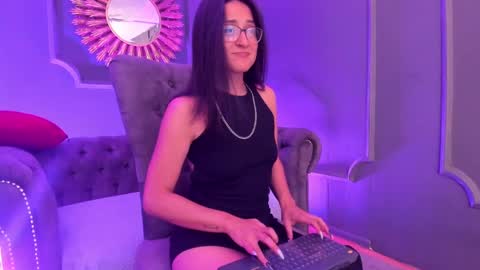 Snapshot of lucy_williiams chatting on December 9, 3:22 pm Lucy  online show from December 9, 3:22 pm