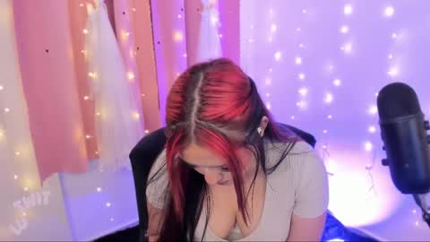 Snapshot of lucyy_peach chatting on February 12, 2:35 am LUCYY FROM HOME  online show from February 12, 2:35 am