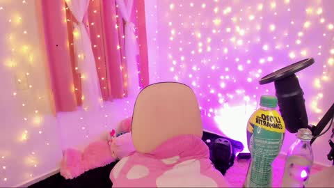 Snapshot of lucyy_peach chatting on January 24, 6:24 am LUCYY FROM HOME  online show from January 24, 6:24 am