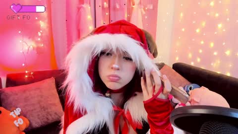 Snapshot of lucyy_peach chatting on December 24, 2:10 am LUCYY FROM HOME  online show from December 24, 2:10 am