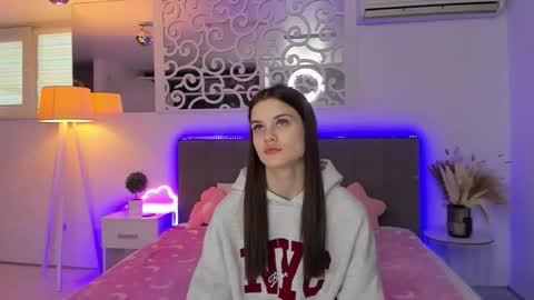 LuisaClover online show from January 19, 1:40 pm