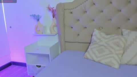 luluuberry online show from November 13, 1:43 pm