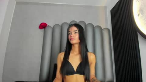 luna_bella_23 online show from April 30, 3:23 am